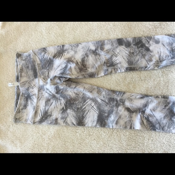 NWOT. Wunder Under Low Rise, Luxtreme. 28” Size 6 - Picture 4 of 4